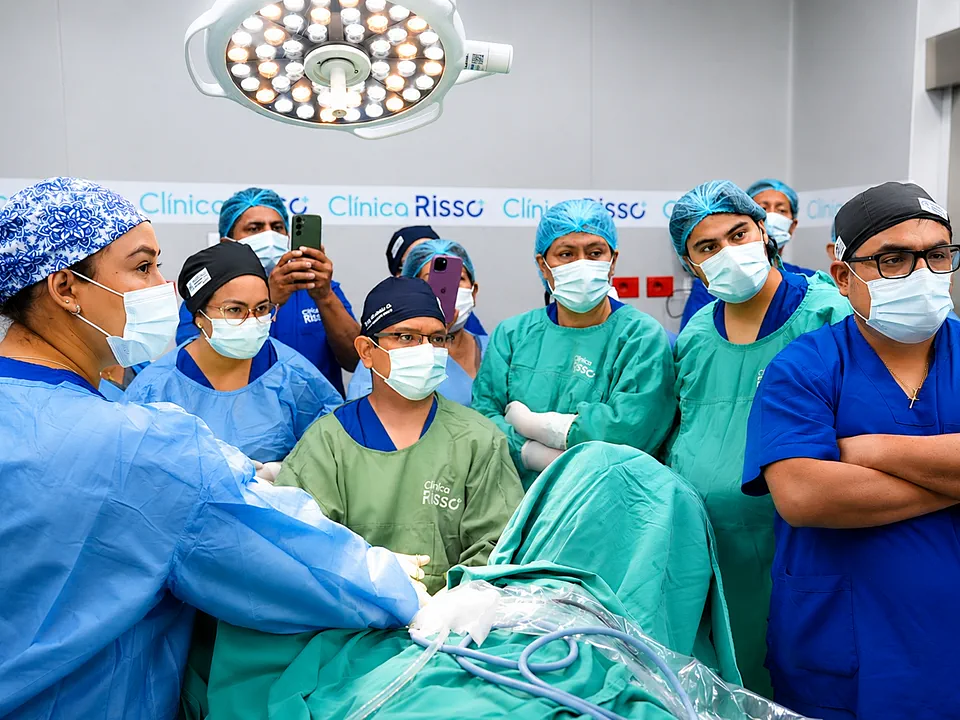 El Dr. Brany Hernández y el equipo durante un procedimiento en clínica