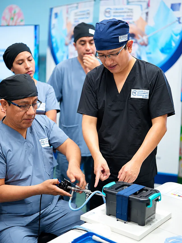 Médicos entrenando durante el Curso de Histeroscopia Hands-On