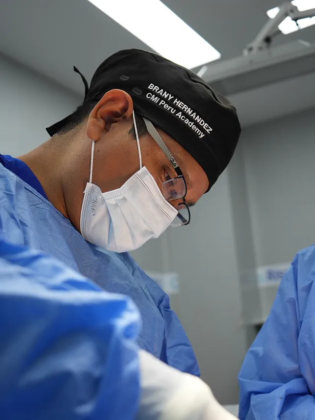 El Dr. Brany Hernández durante una histeroscopia